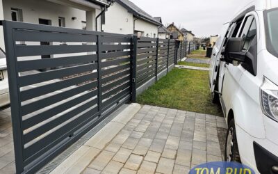 Trendy w ogrodzeniach 2026 – Żaluzja czy Palisada?